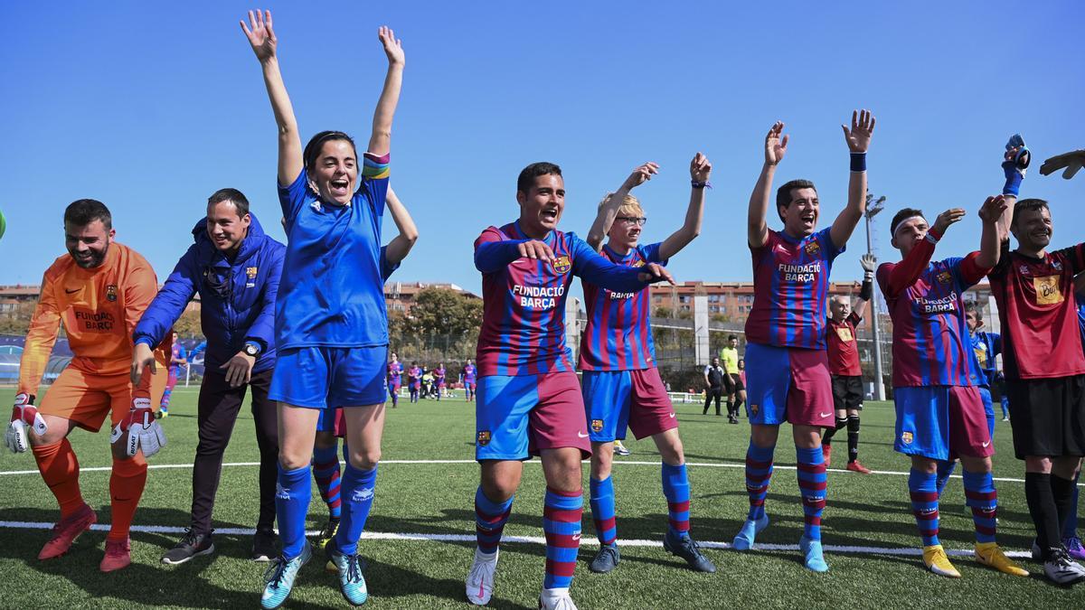 Los jugadores del Barça Genuines y el Dream Team Anoia saludan al público asistente tras el partido