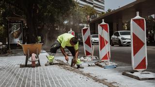 Trabajadores a pie de calle en Mallorca: "Estamos asfixiados, bebemos mucha agua y buscamos sombra"