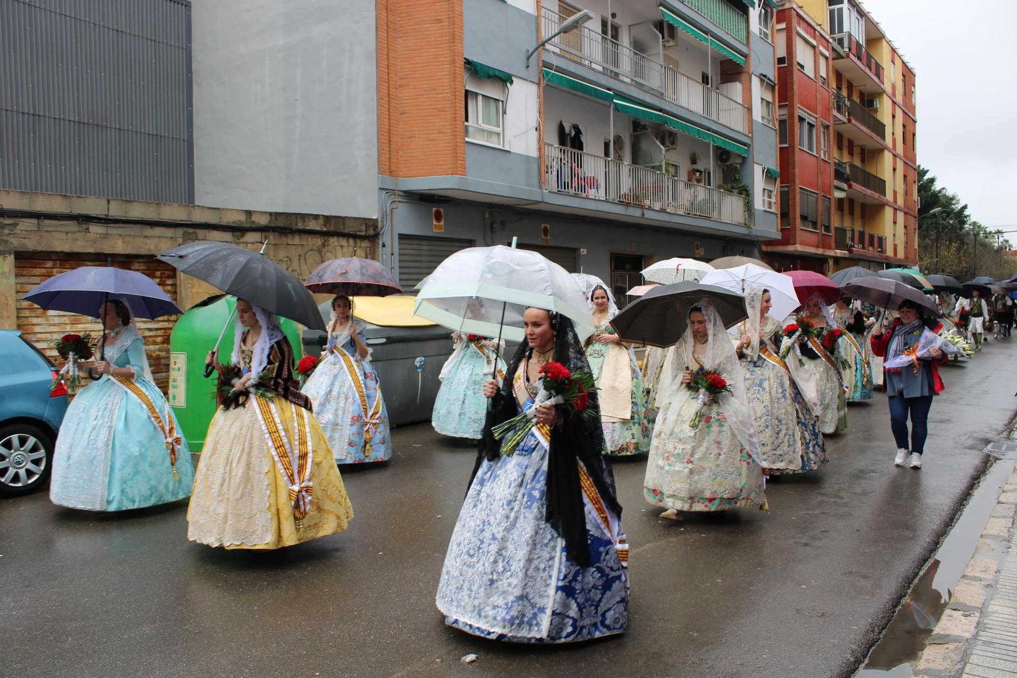 Búscate en la Ofrenda 2025 de Alzira entre paraguas y chubasqueros