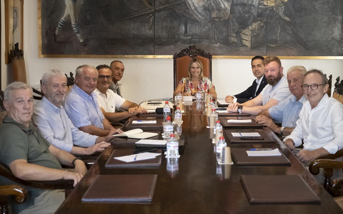 La presidenta de la Diputación, Marta Barrachina, mantuvo un encuentro en el Palacio Provincial con representantes de Fecoreva.