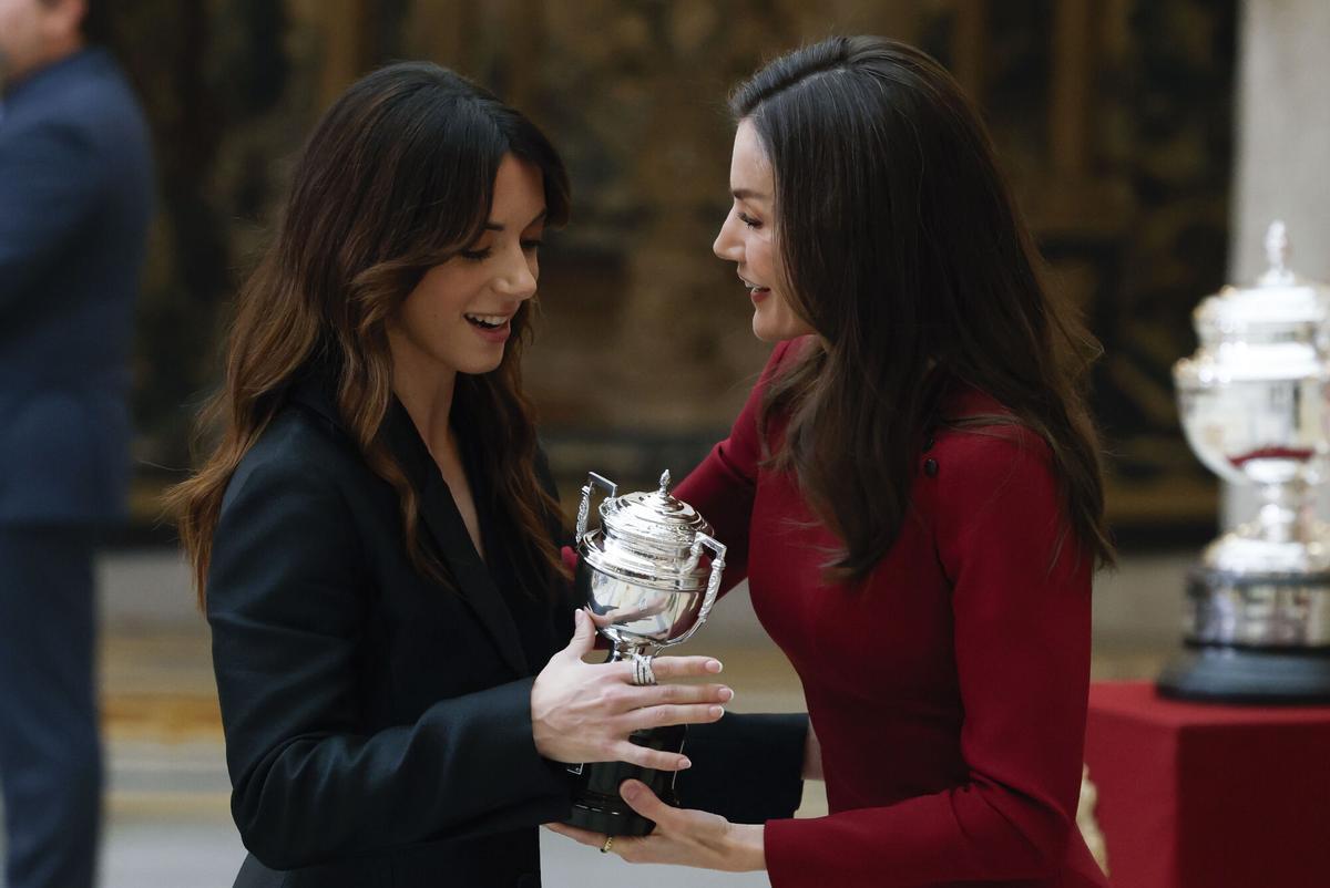 EL PARDO (CA MADRID), 11/02/2026.- La reina Letizia entrega el premio que lleva su nombre a la futbolista Aitana Bonmatí durante la ceremonia de entrega de los Premios Nacionales del Deporte correspondientes a 2023 y 2024 este miércoles en el Palacio de El Pardo de Madrid. EFE/ J.J.Guillén