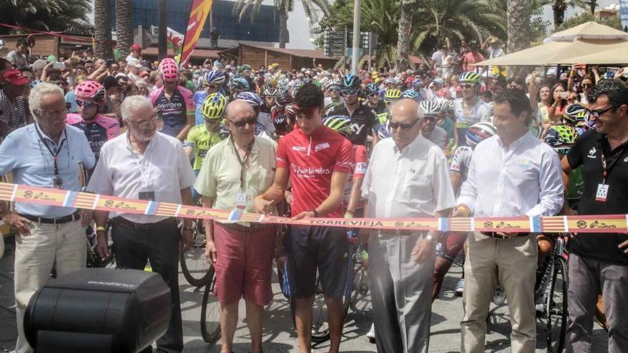 Momento en el que cortan la cinta para inaugurar el recorrido de La Vuelta