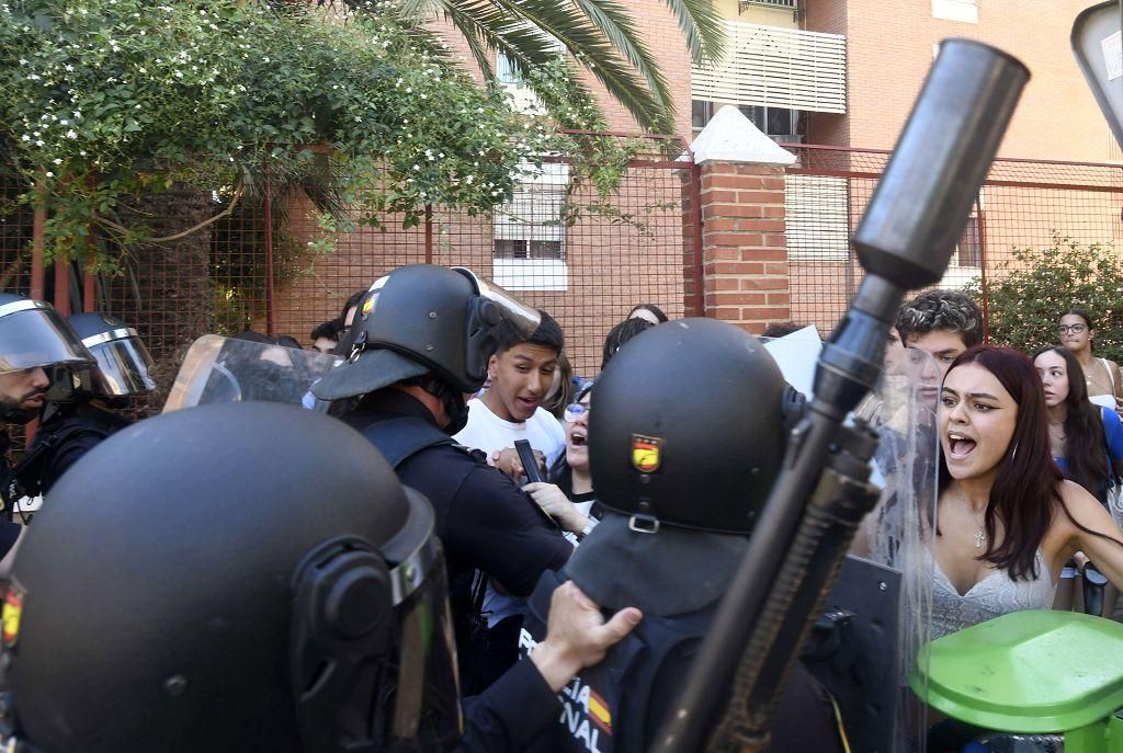 Todas las imágenes de la protesta por la Ebau y las cargas policiales junto a la Consejería de Educación