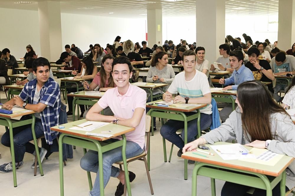 Alumnos se examinan de la PAU en Gijón