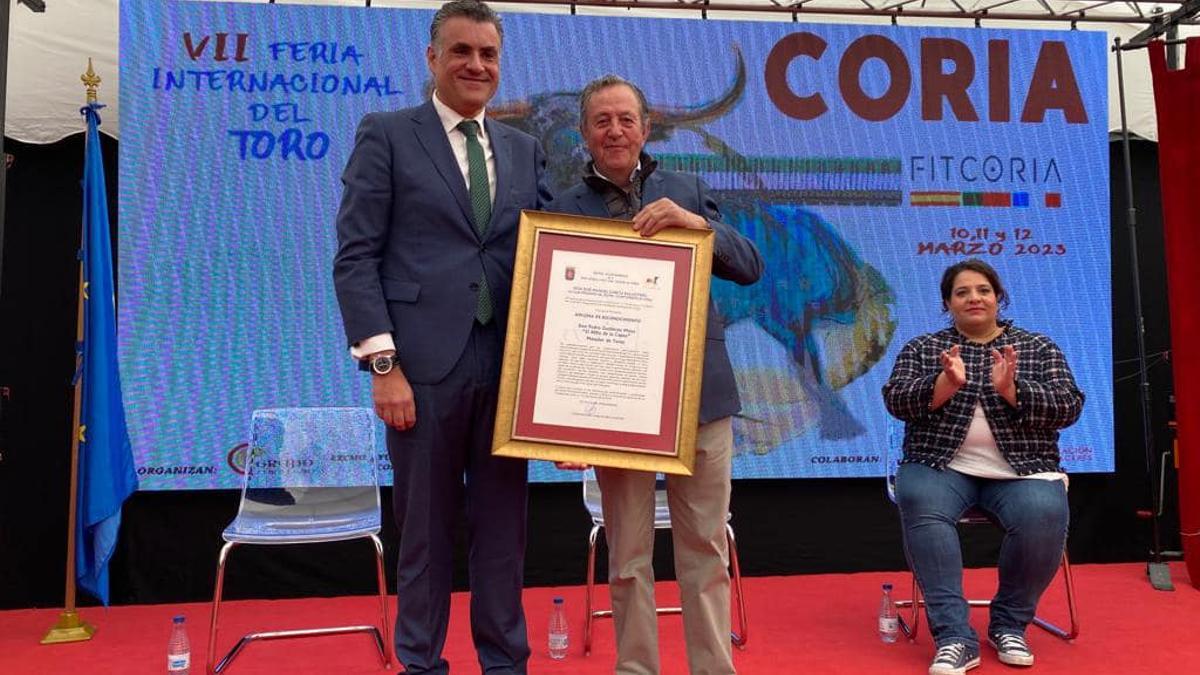 ‘El Niño de la Capea’ recibió un diploma de manos del alcalde de Coria, ayer, por la mañana en la feria.