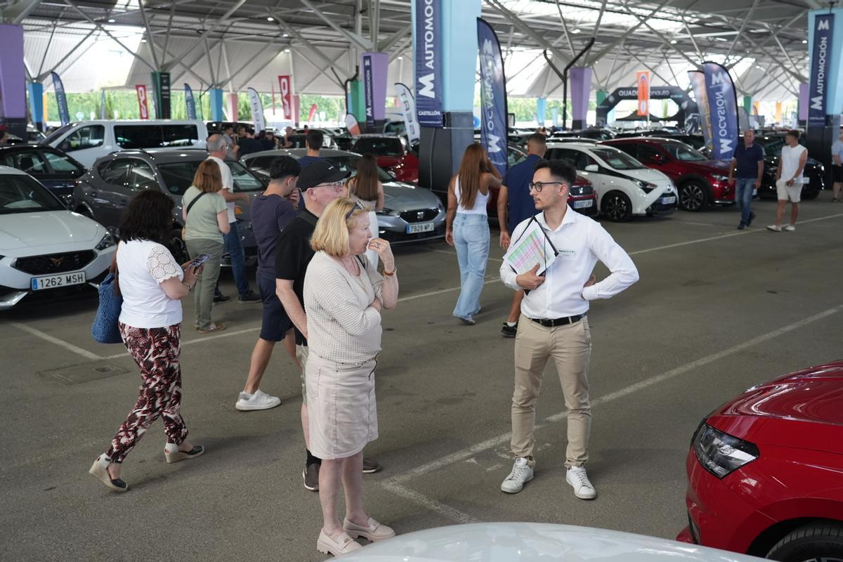 Galería: Los clientes observan los coches de Motorocasión.
