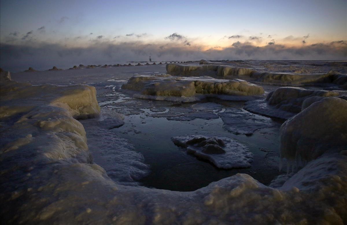 El hielo acumulado a lo largo de la orilla del lago Michigan.