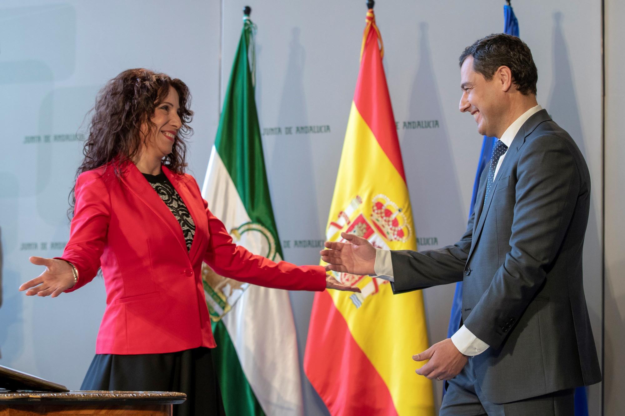 La exconsejera de Igualdad, Políticas Sociales y Conciliación, Rocío Ruiz (Cs), durante el acto de toma de posesión de su cargo con el presidente de la Junta de Andalucía, Juanma Moreno (d), en el Palacio de San Telmo en Sevilla.