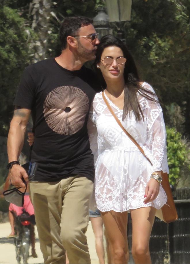 Carla Barber pasea por Marbella con un misterioso acompañante