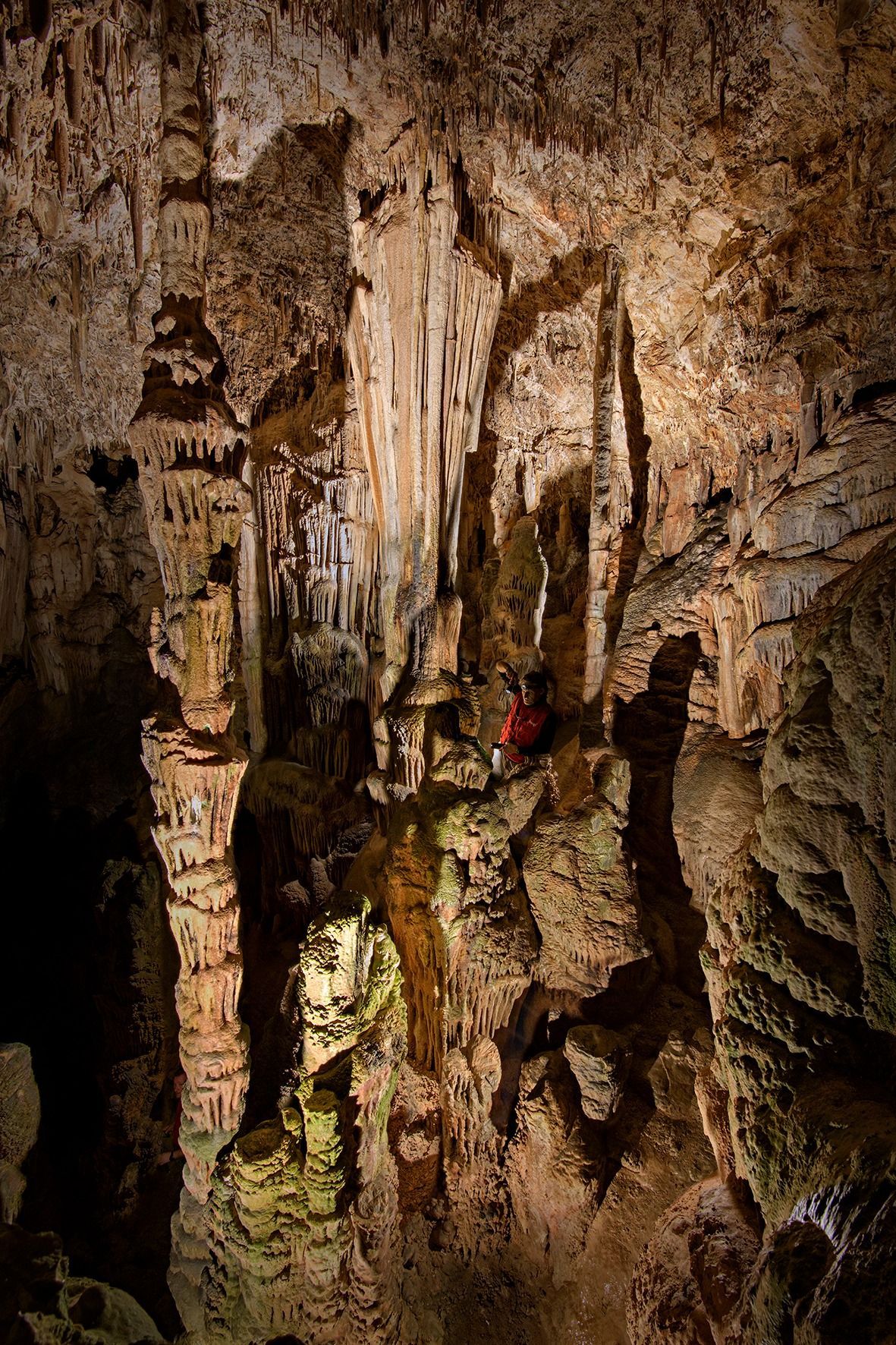 La cueva sorprendió a los arqueólogos por su belleza mineral y su estado de conservación. A. ASCAR