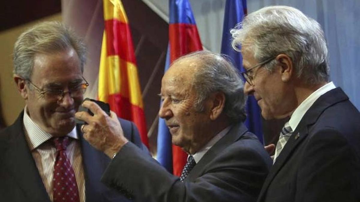 Josep Lluís Núñez muestra la insignia de oro de la asociación de veteranos el pasado lunes
