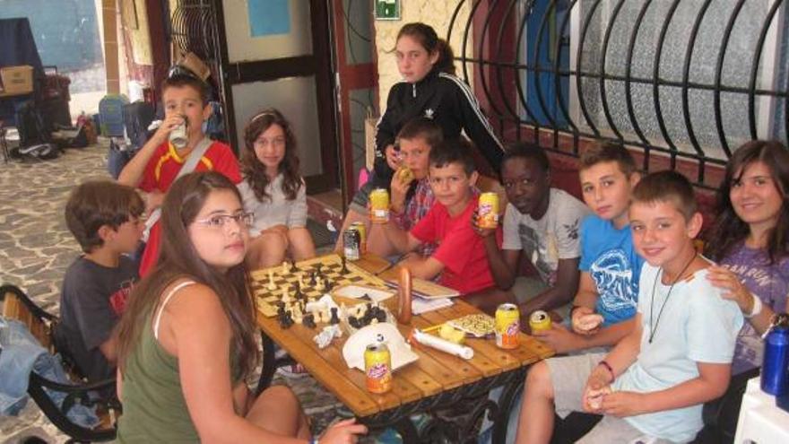 Varios de los participantes, tomando un aperitivo tras la dosis de insulina, ayer, en La Isla. / lucas blanco