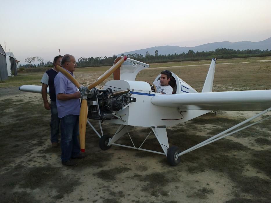 Un vecino en Domaio construye sus propios aviones