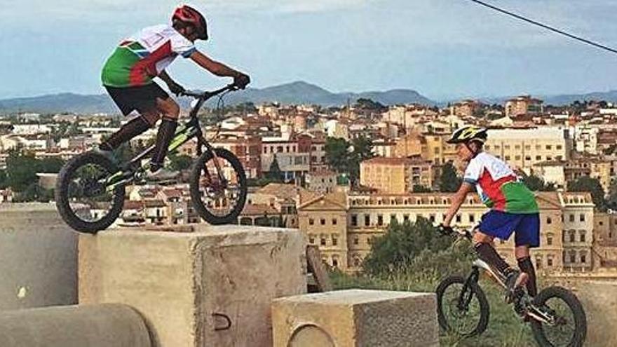 Exhibició de trial a les festes del barri de Santa Caterina