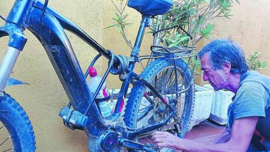 El “bicigrino” José Miguel Senso pone a punto su bicicleta en el albergue. | I. B.