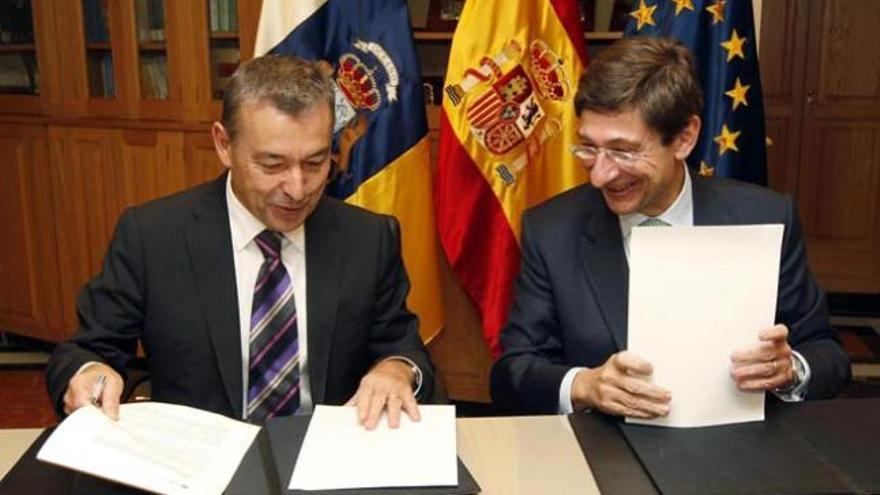 Paulino Rivero, ayer, durante la firma del convenio con el presidente de Bankia, Ignacio Goirigolzarri.  | efe