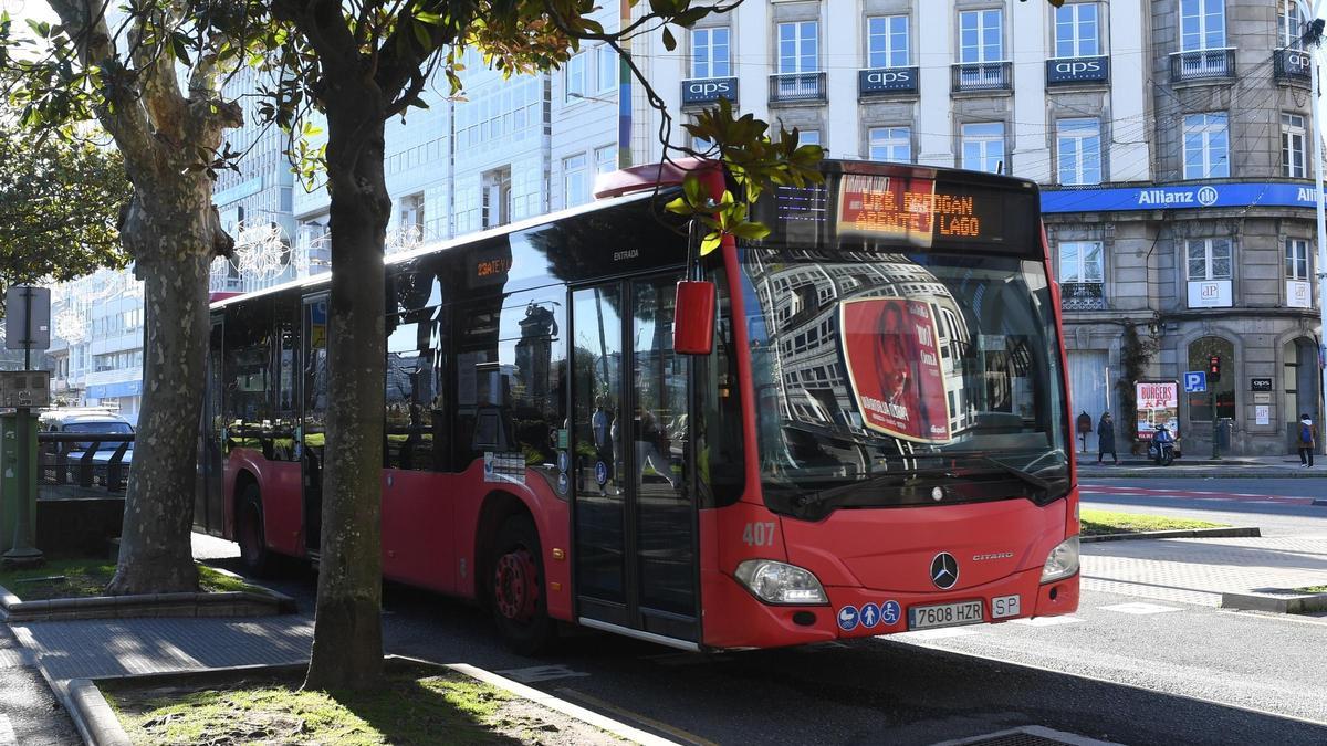 Autobús urbano en plaza de Mina