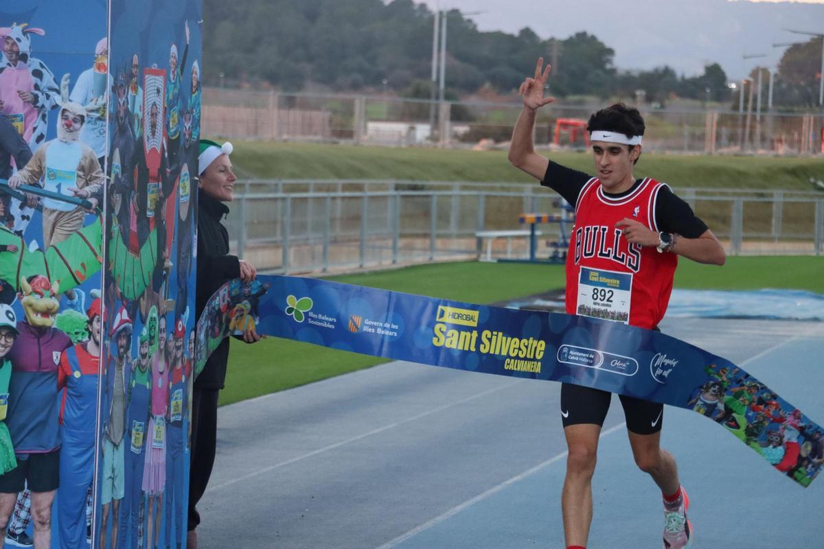 Adrià Ceballos cruza la línea de meta