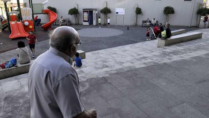 La nave está instalada entre el parque infantil y la residencia de mayores. // Bernabé/Javier Lalín