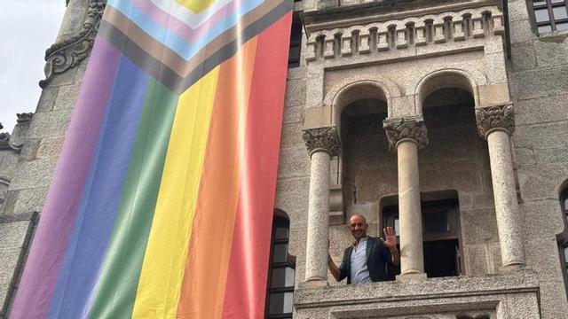 El alcalde, tras colocar la bandera en el Concello de Porriño. | D.P.