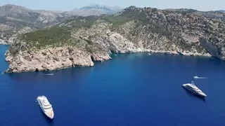 Die Gigayachten "Seven Seas" und "Rising Sun" liegen nebeneinander vor der Küste Mallorcas