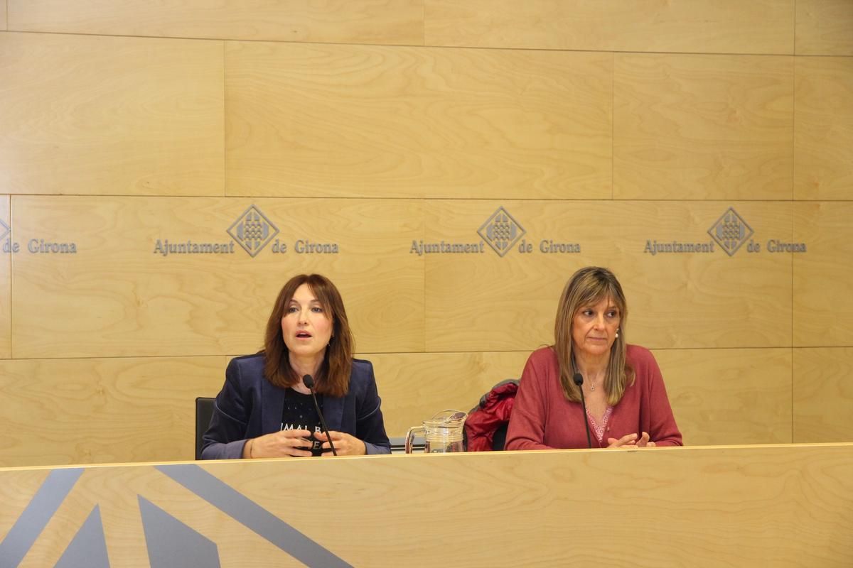Maria Àngels Planas i Glòria Plana durant la roda de premsa de balanç del mandat.
