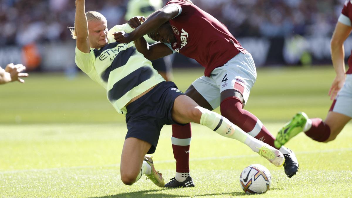 Erling Haaland y Kurt Zouma, en el partido West Ham - Manchester City de la Premier League.