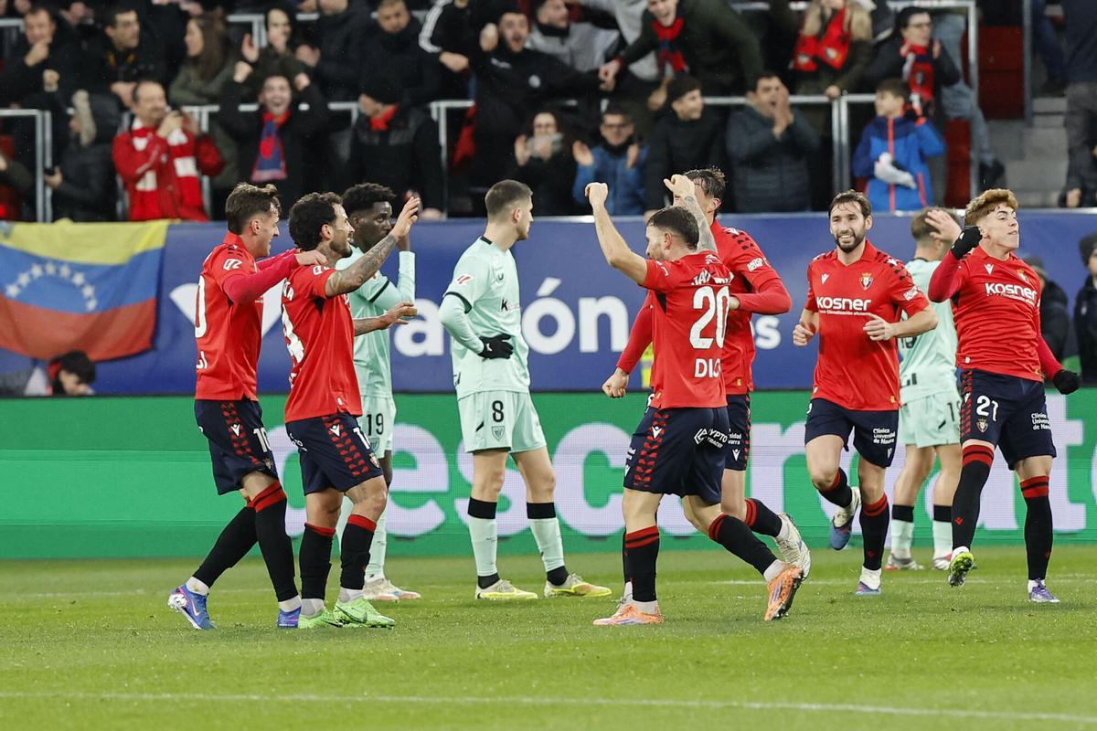 Los jugadores del Osasuna celebran el gol de Rubén García ante el Athletic