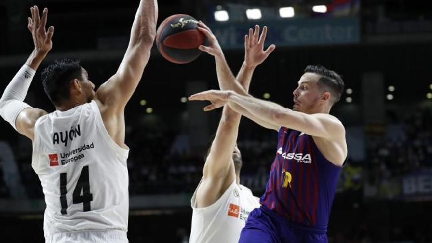 El Barcelona vuelve a ganar al Madrid y sale más líder del WiZink Center