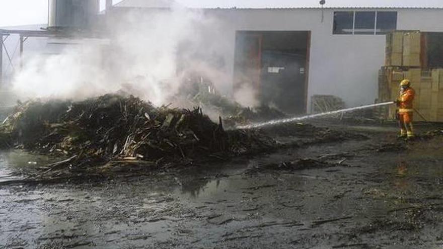 Los bomberos evitan que un incendio arrase una fábrica de madera de Bèlgida