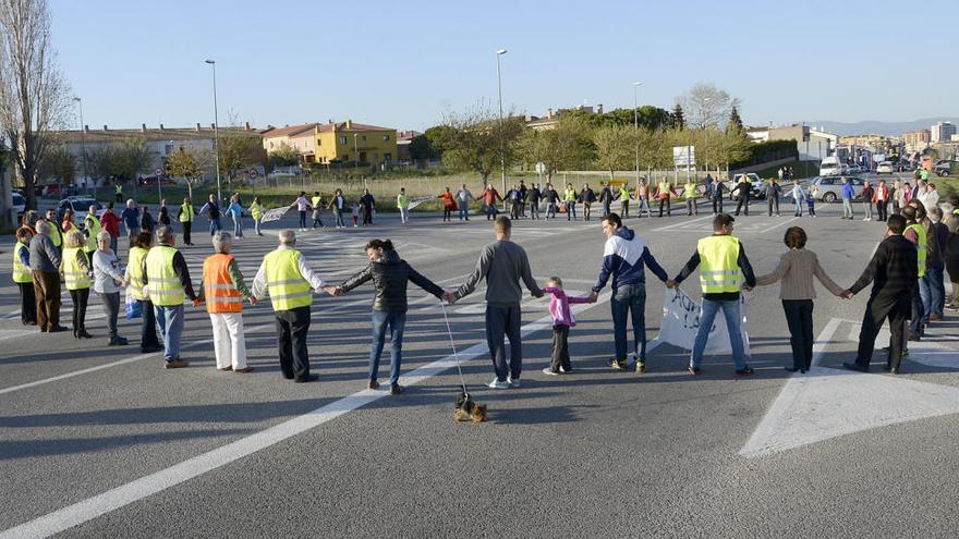 Una de les protestes a la cruïlla de la N-260 a Vilafant, on els veïns van simular una gran rotonda · Conxi Molons