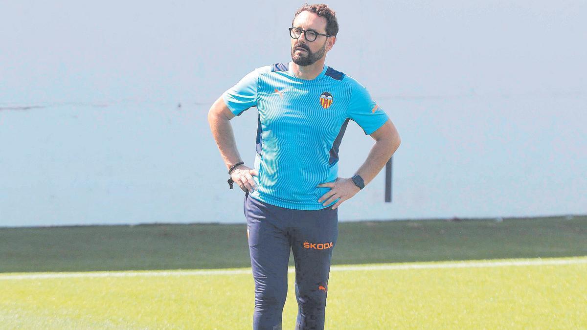 Bordalás durante un entrenamiento esta temporada en Paterna