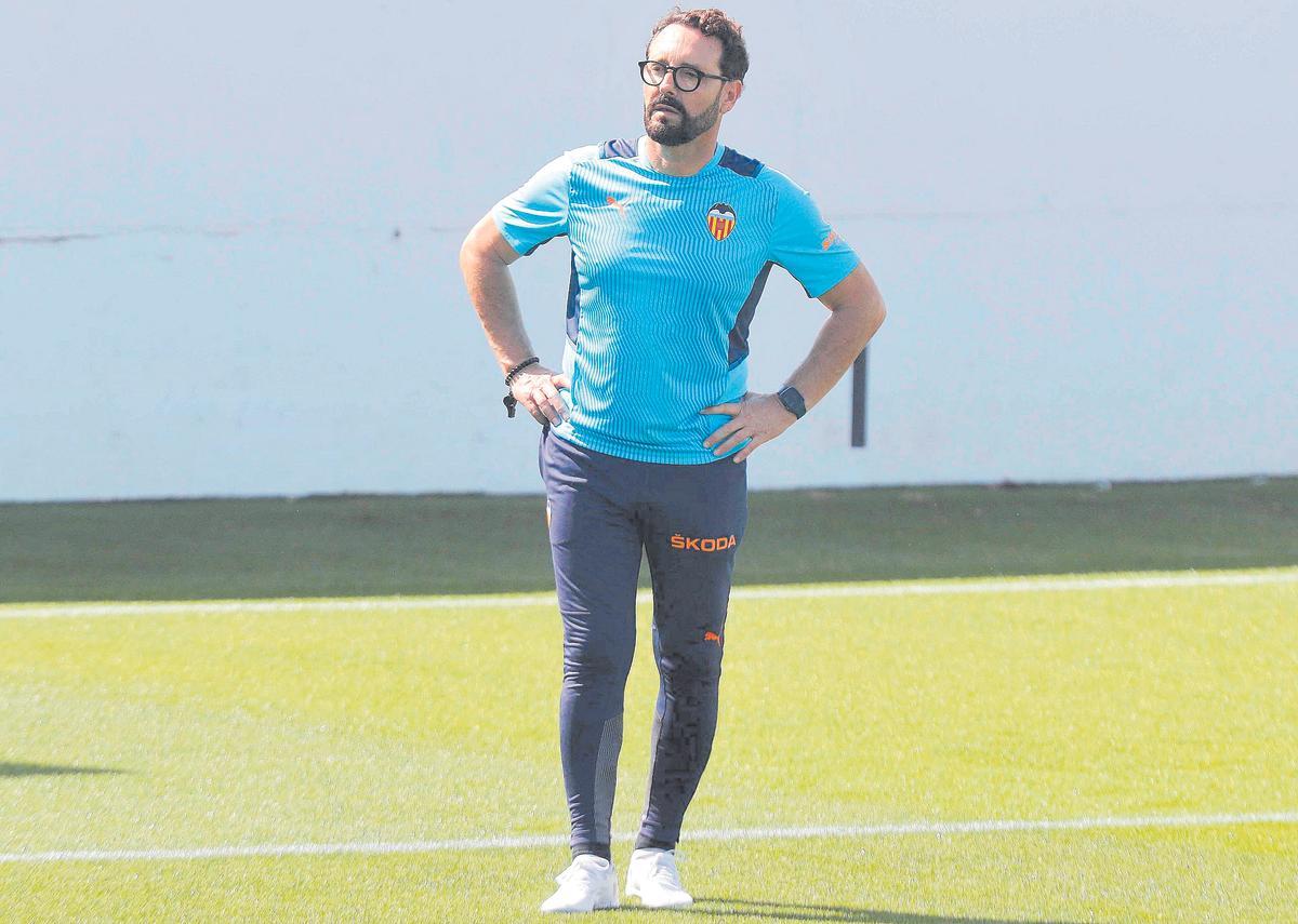 Bordalás durante un entrenamiento esta temporada en Paterna