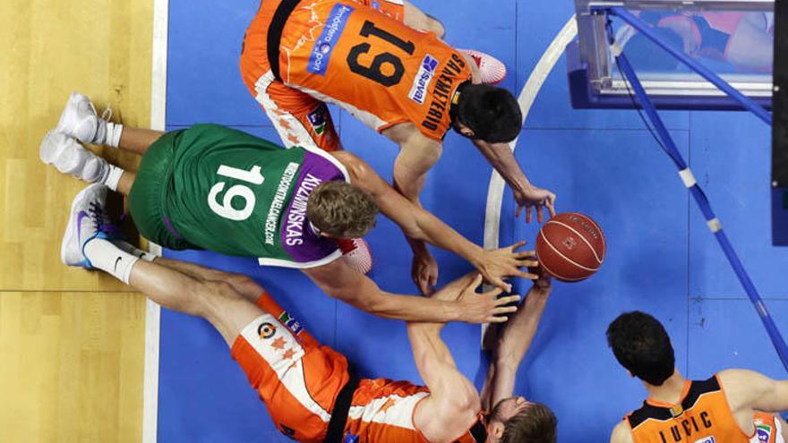 Kuzminskas lucha en el suelo por un balón dividido en su último partido con el Unicaja.