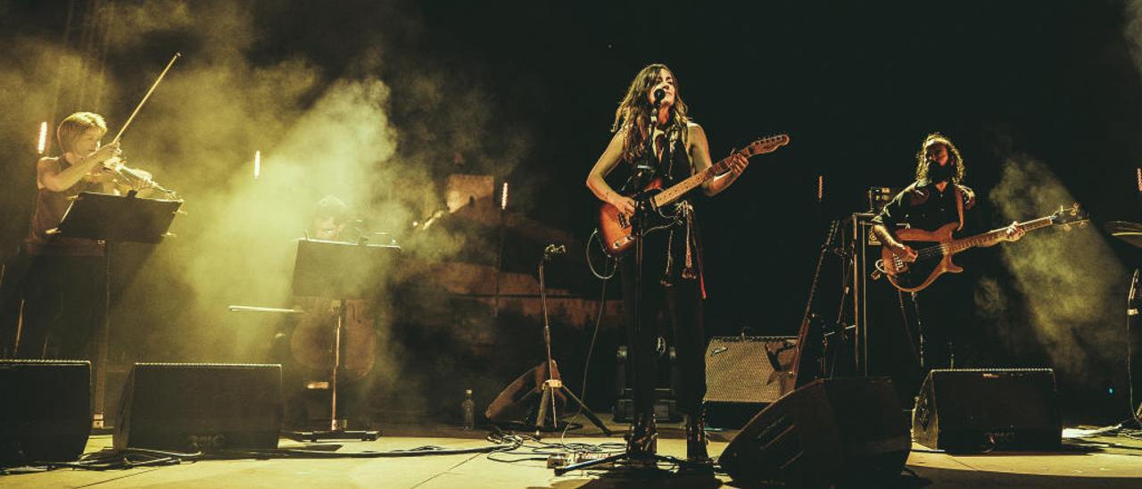 Intenso desafío vocal en Nits al Castell de  la mano de Maika Makovski y Maria Arnal