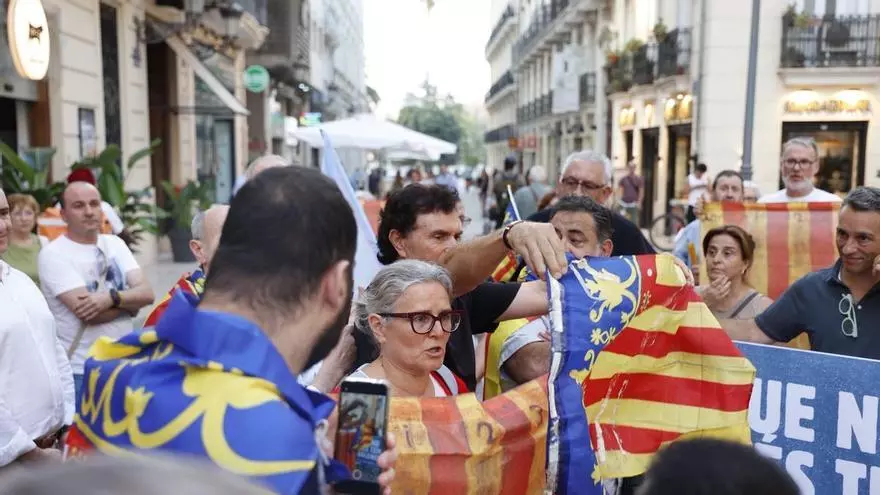 Así ha sido el polémico acto de juristes valencians por el 750 aniversario de la muerte de Jaume I