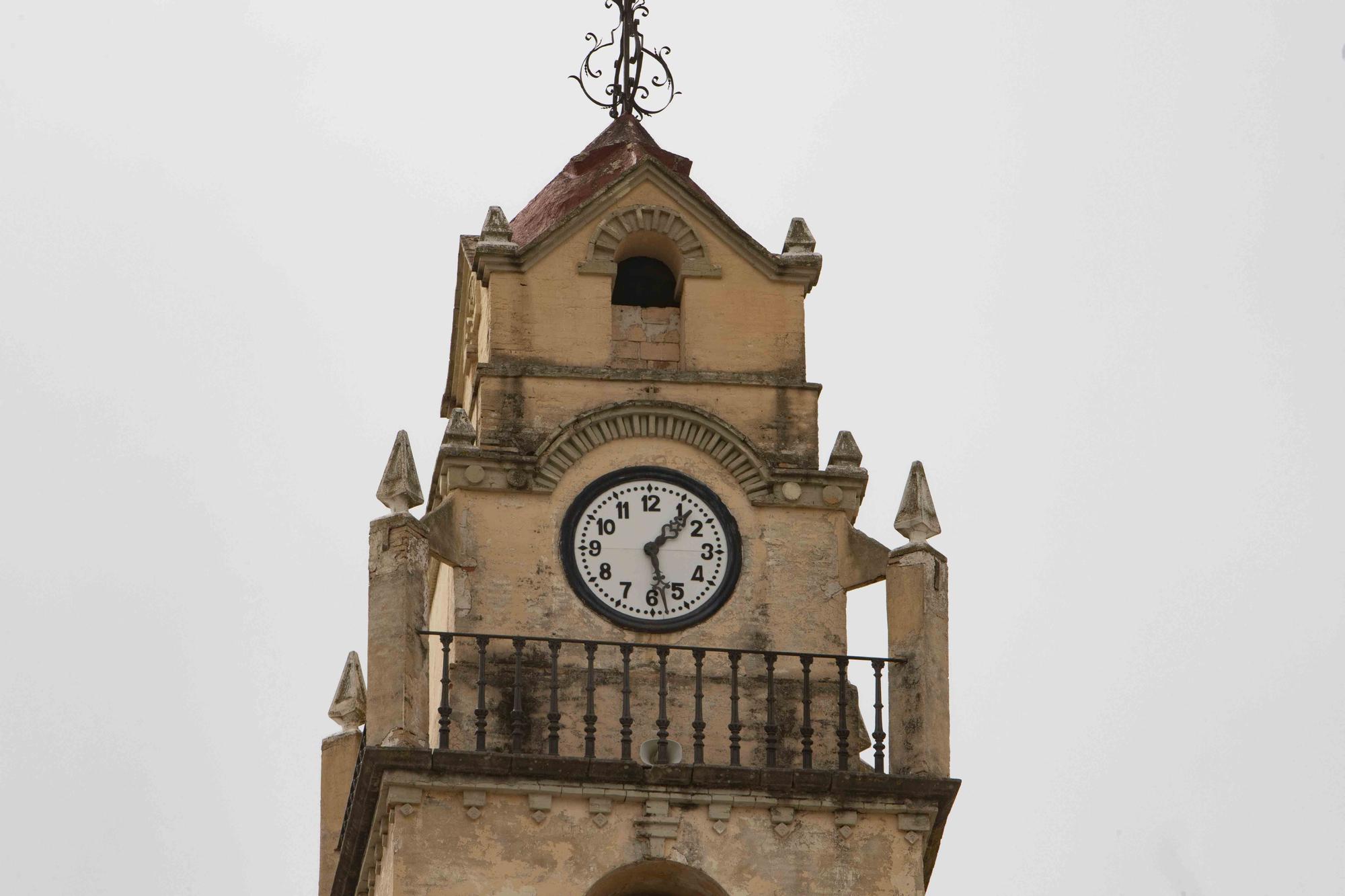 Rehabilitan la fachada y el campanario de la iglesia de Otos gracias a las aportaciones de los feligreses