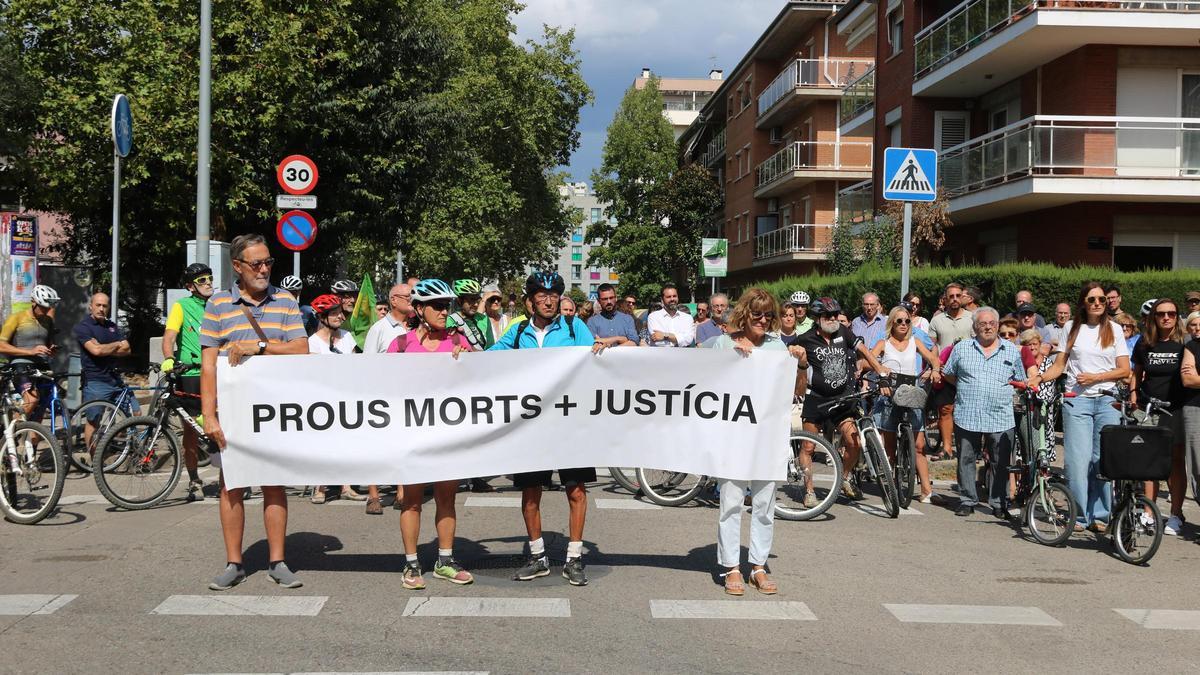 Desenes de persones recorden la ciclista morta a Girona i demanen un enduriment de les penes i pacificar l'espai.