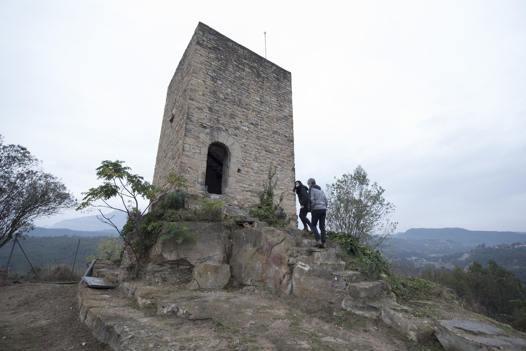 Entrem al Castellet de Sant Vicenç, en obres per obrir al públic d’aquí a un any. Mireia Arso