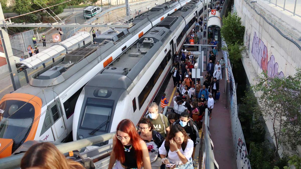 Una de les sortides de l&#039;estació de Sant Andreu Comtal en el primer dia laboral amb el tall a l&#039;R2 i R11 per les obres a la Sagrera