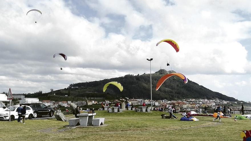 Medio centenar de parapentistas vuelan en Oia