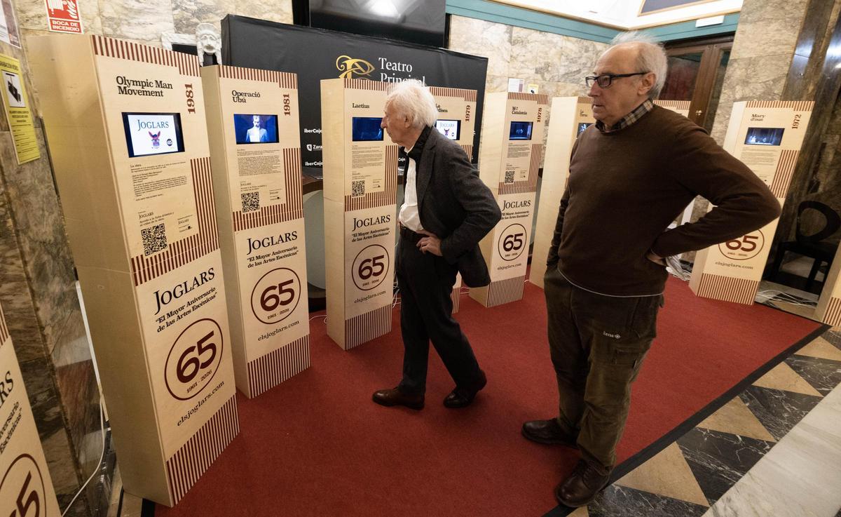 Els Joglars ha montado también una exposición de su trayectoria en el Teatro Principal.