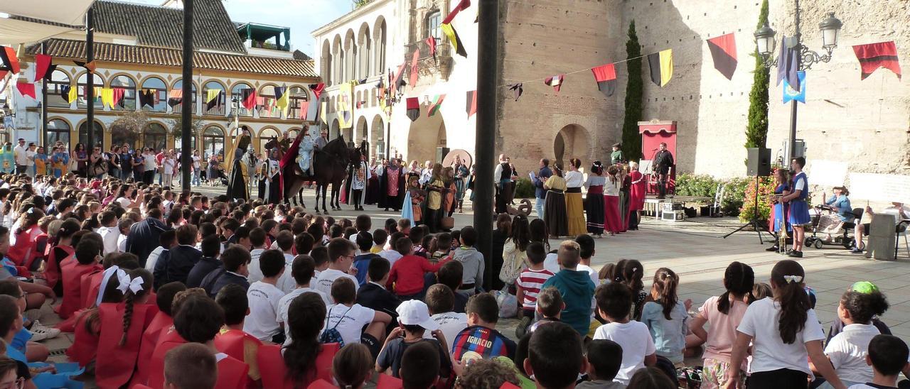 Los Reyes Católicos llegan a la plaza Mayor de Andalucía.