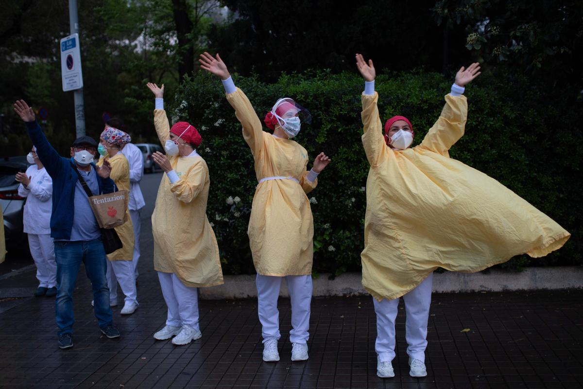 Sanitarios del hospital de Barcelona agradecen los aplausos durante el confinamiento, el 13 de abril de 2020.