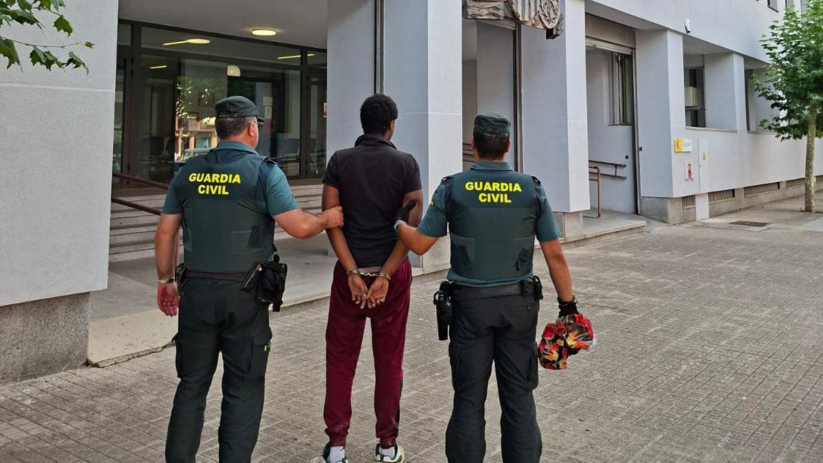 Momento de la detención del hombre acusado del causar el incendio de Matachana.