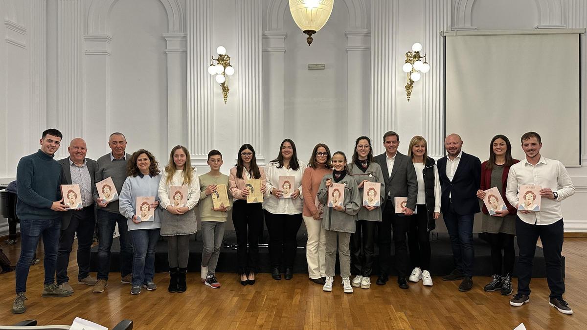 Colaboradores, falleros y representantes políticos en la presentación del llibret de la Falla Selgas