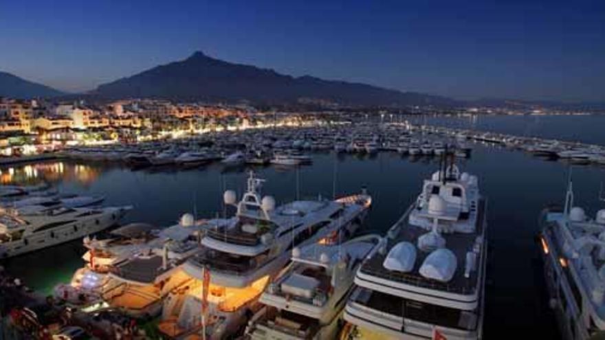 Una imagen nocturna de Puerto Banús, en Marbella.