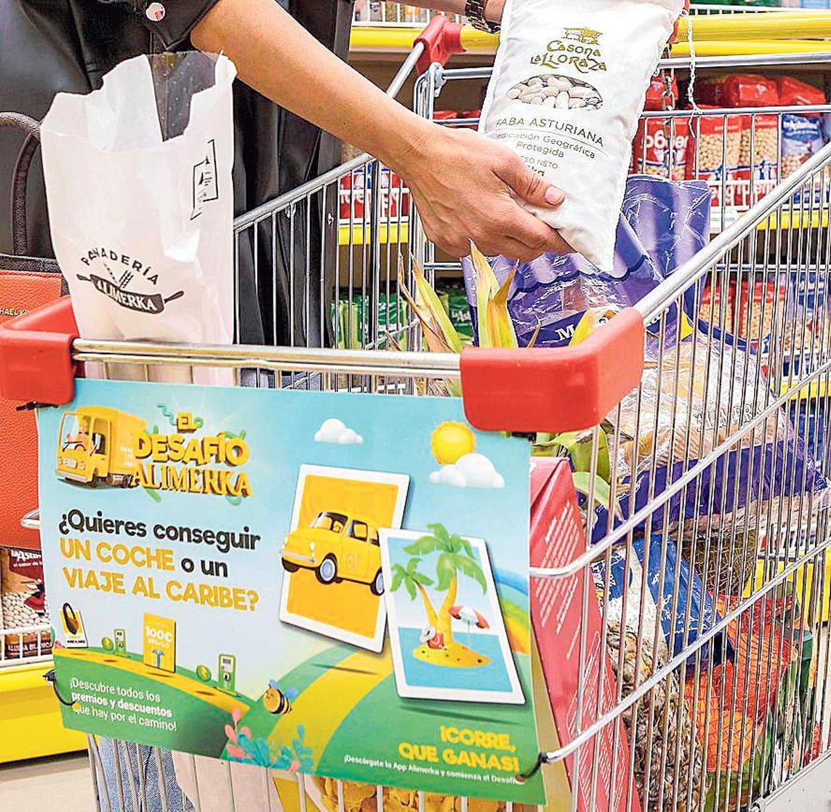 Un carro de la compra en un supermercado Alimerka.