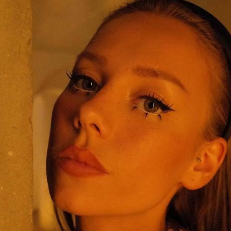 Fichamos el maquillaje de ojos de Ester Expósito (que recuerda a Twiggy) para el desfile de Louis Vuitton en Barcelona