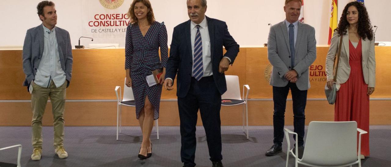 Agustín S. De Vega (centro), presidente del Consultivo, junto a la delegada de la Junta y docentes.